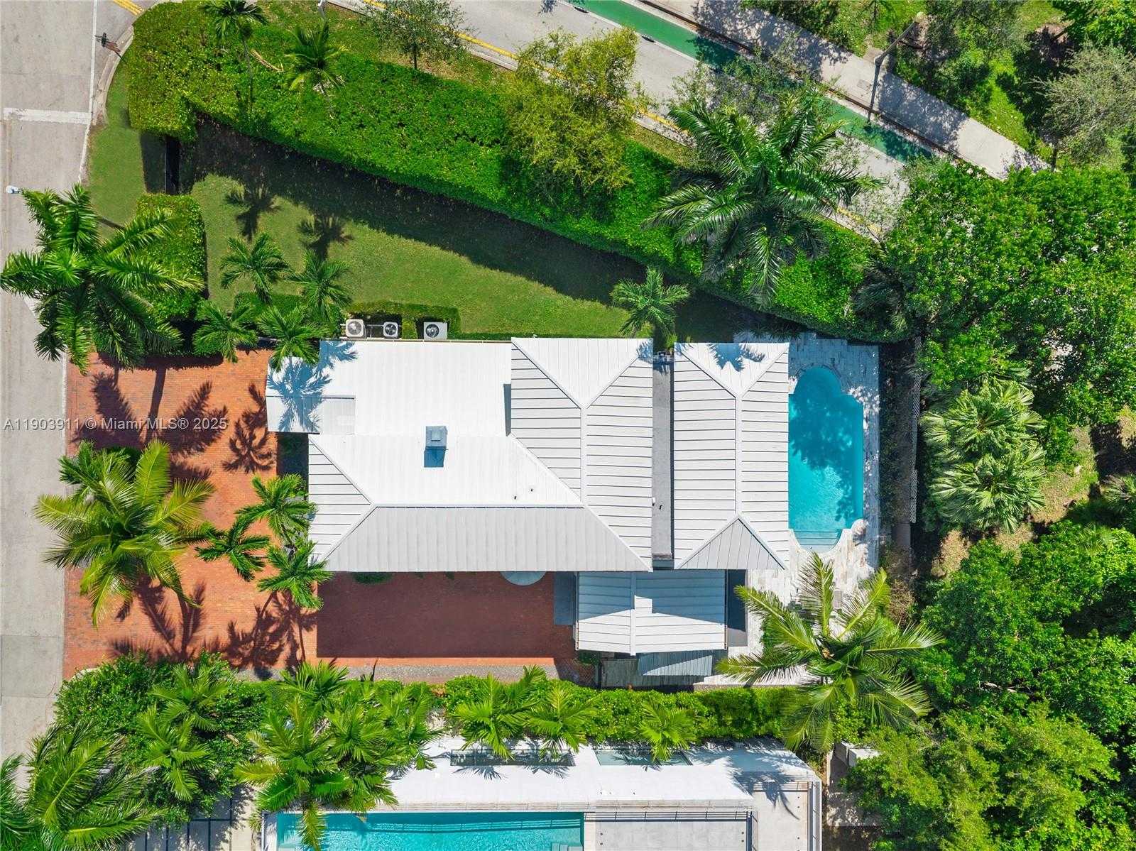 Small Image of 1281 SOUTH VENETIAN WAY, Miami Number 45