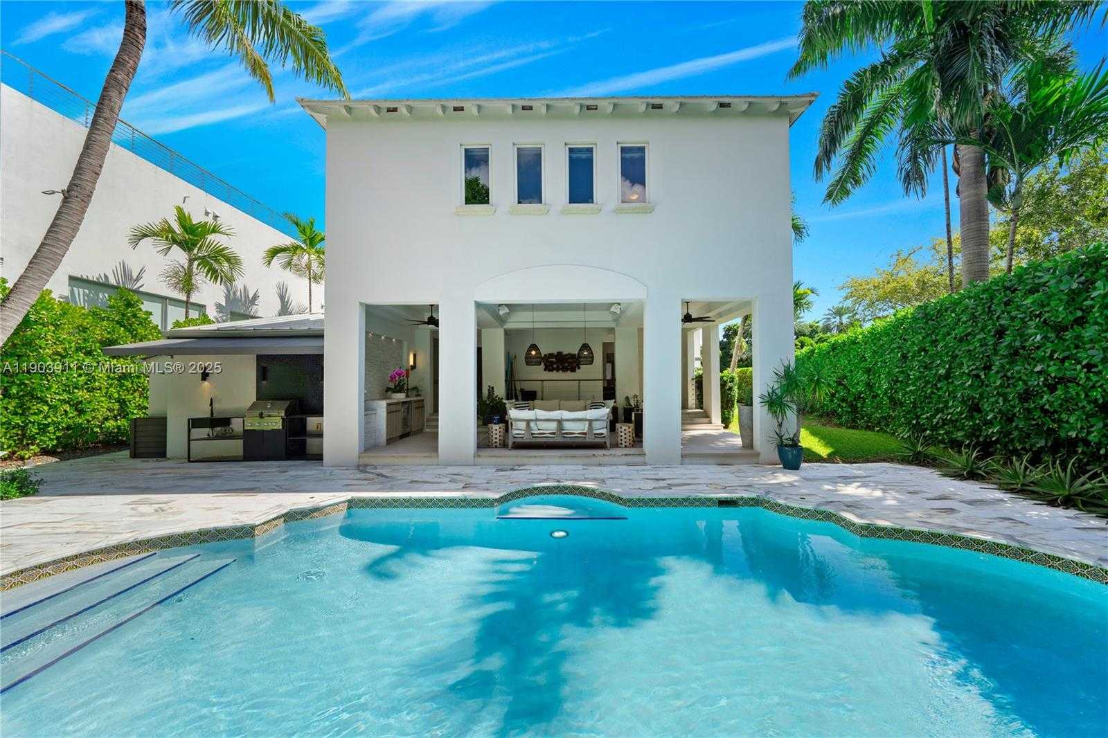 Small Image of 1281 SOUTH VENETIAN WAY, Miami Number 7