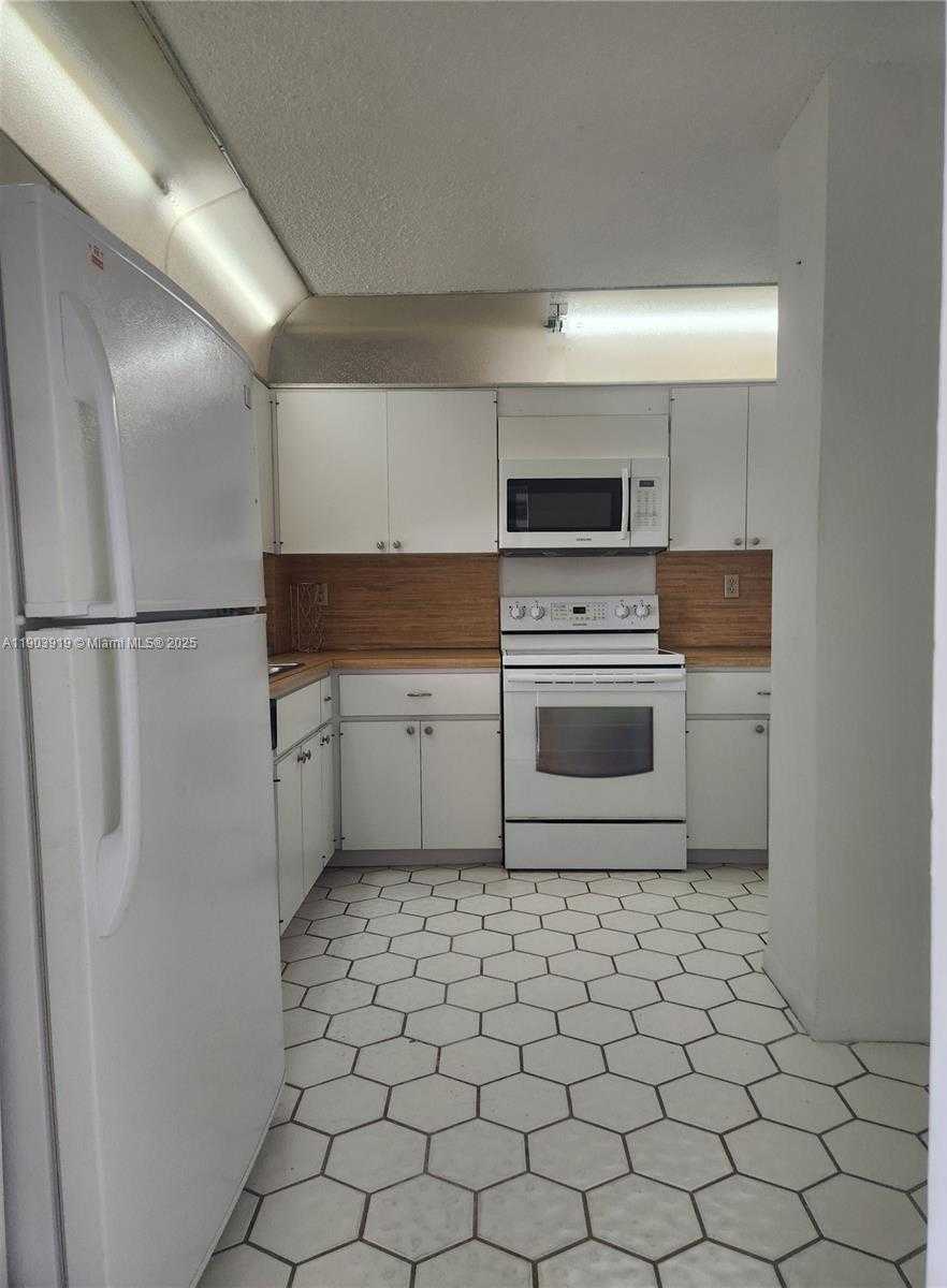 Small Image of 6450 COLLINS AVE #308, Miami Beach Number 5