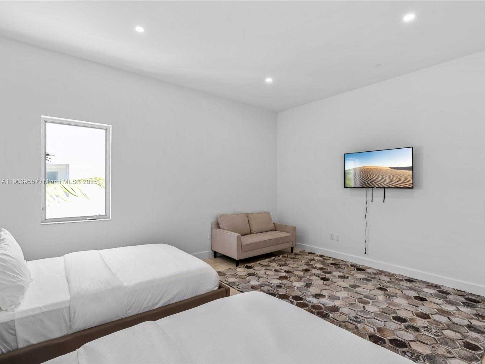 Small Image of 155 Shore Dr S, Miami, FL 33133, USA Number 30