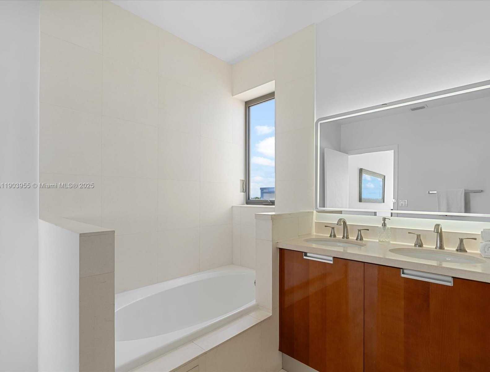 Small Image of 155 Shore Dr S, Miami, FL 33133, USA Number 39