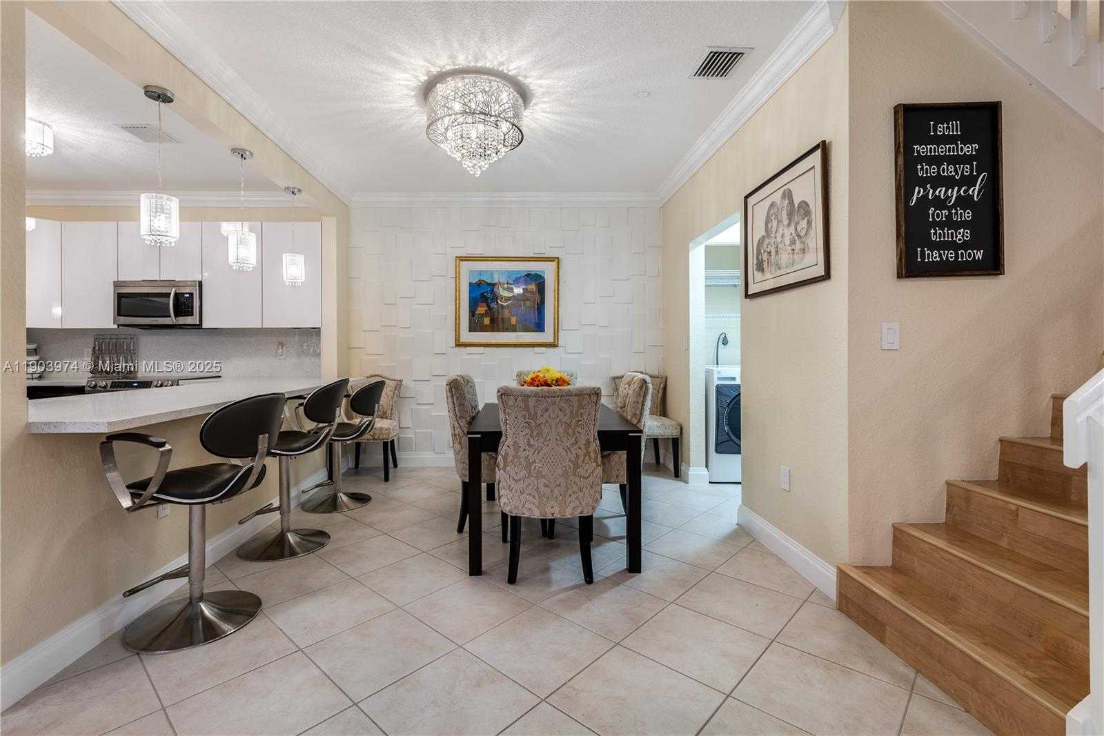 Small Image of 1275 YELLOWHEART WAY #1275, Hollywood Number 21