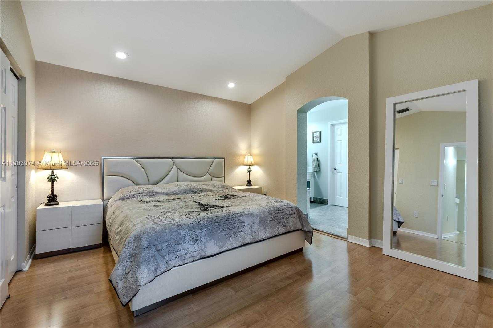 Small Image of 1275 YELLOWHEART WAY #1275, Hollywood Number 24