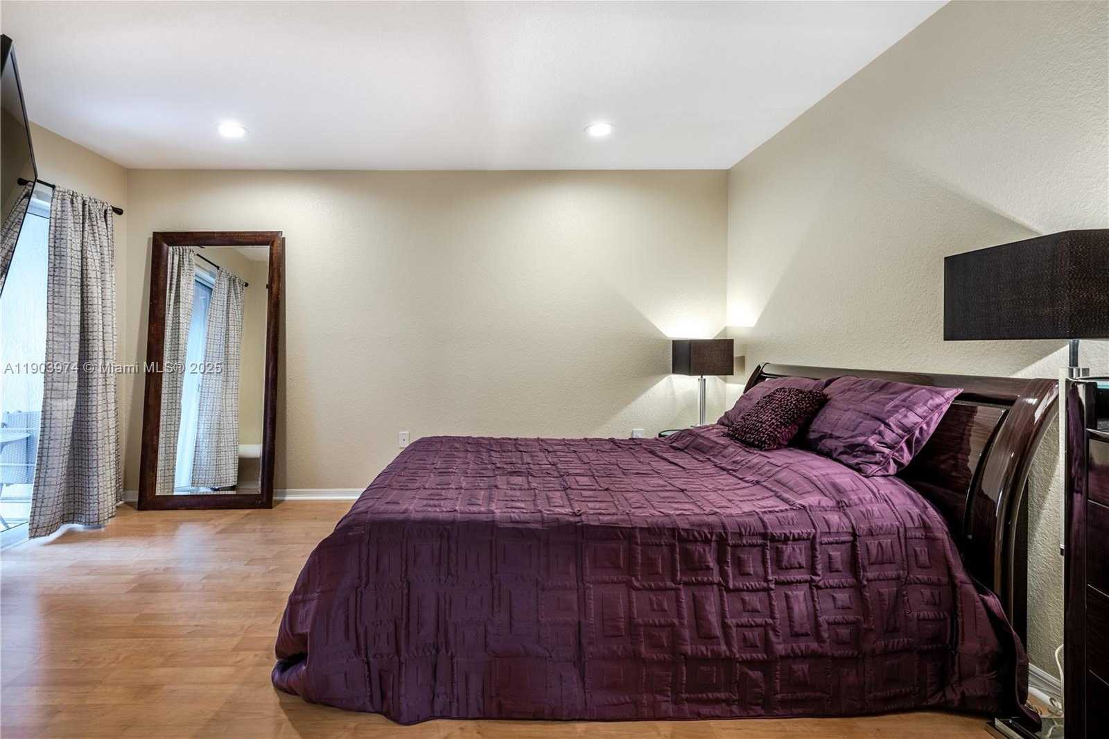 Small Image of 1275 YELLOWHEART WAY #1275, Hollywood Number 30