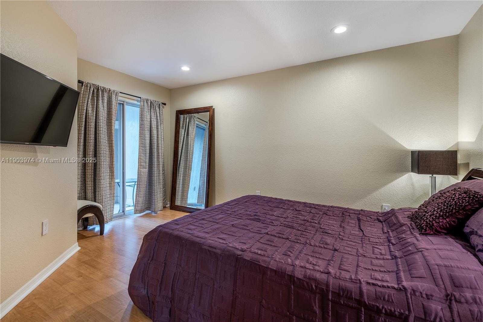 Small Image of 1275 YELLOWHEART WAY #1275, Hollywood Number 31