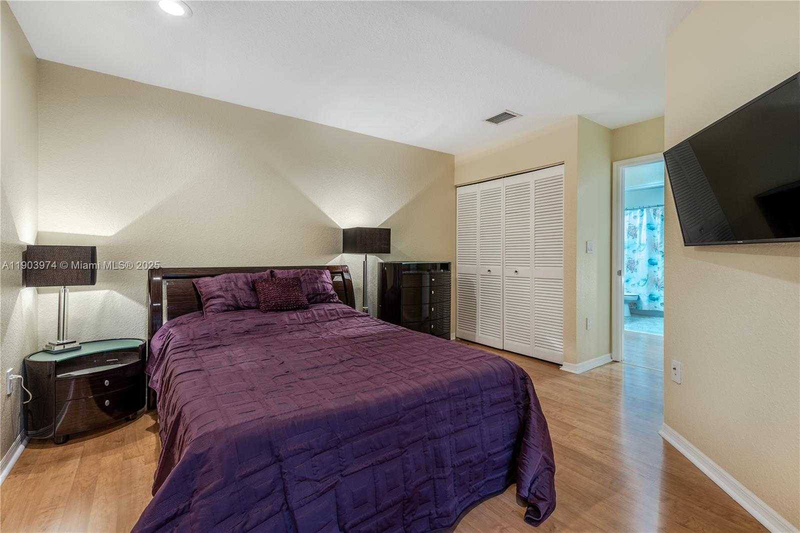 Small Image of 1275 YELLOWHEART WAY #1275, Hollywood Number 32