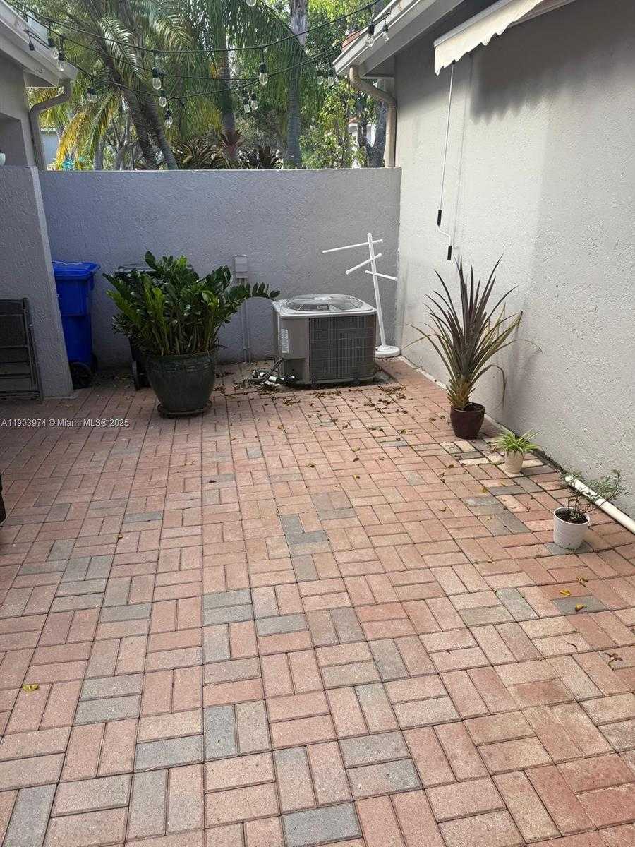 Small Image of 1275 YELLOWHEART WAY #1275, Hollywood Number 40