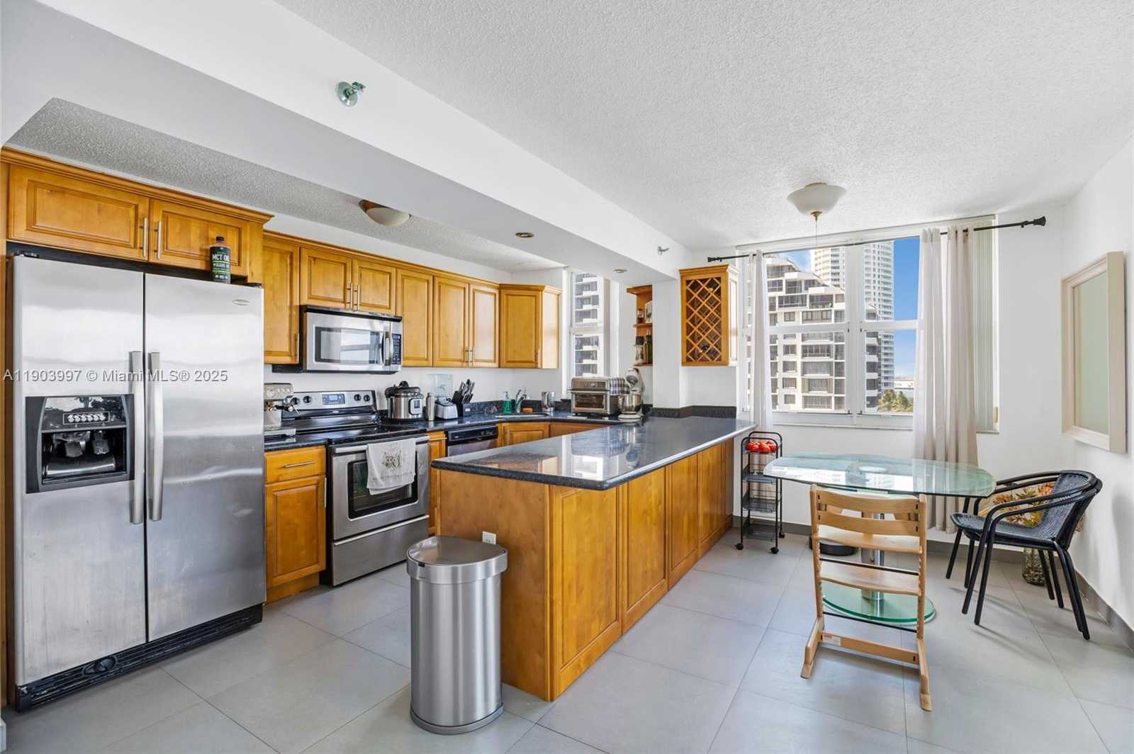 Small Image of 770 CLAUGHTON ISLAND DR #915, Miami Number 7