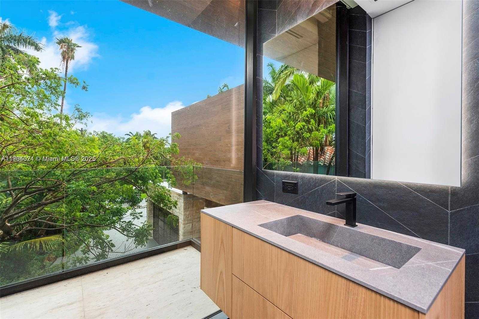 Small Image of 15 EAST SAN MARINO DR #15, Miami Beach Number 44