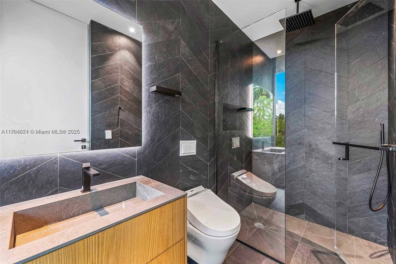 Small Image of 15 EAST SAN MARINO DR #15, Miami Beach Number 45