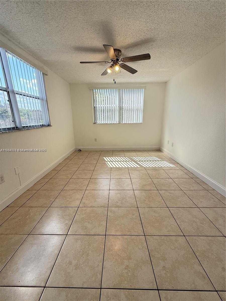 Small Image of 8225 LAKE DR #401, Doral Number 10