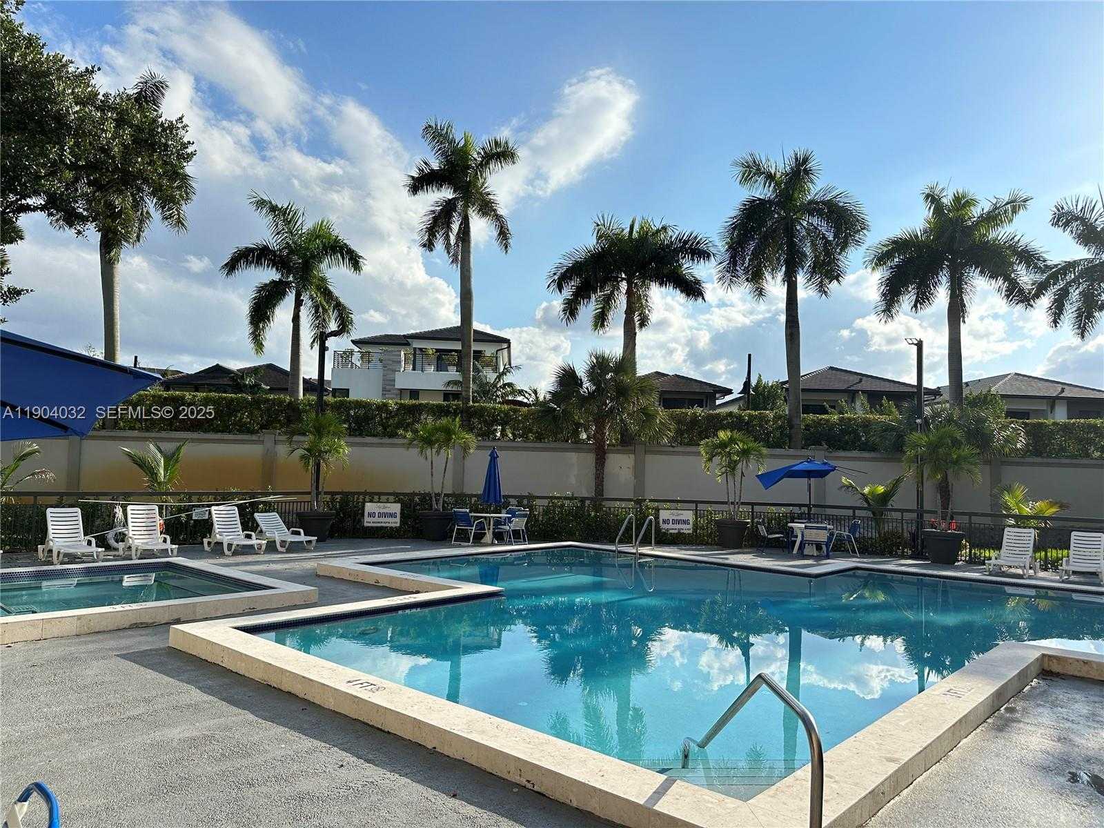 Small Image of 8225 LAKE DR #401, Doral Number 12