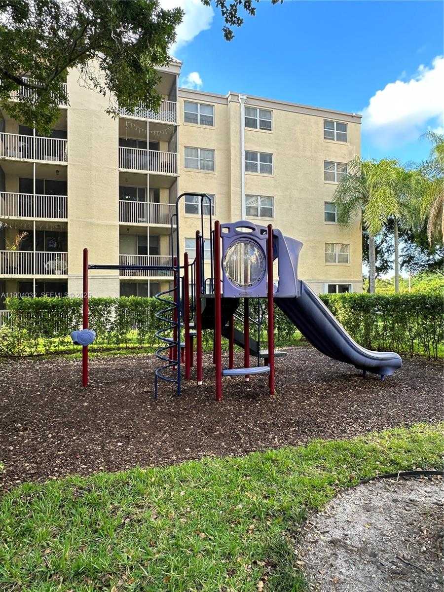Small Image of 8225 LAKE DR #401, Doral Number 13