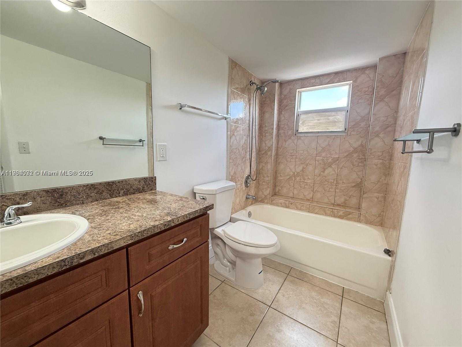Small Image of 8225 LAKE DR #401, Doral Number 3