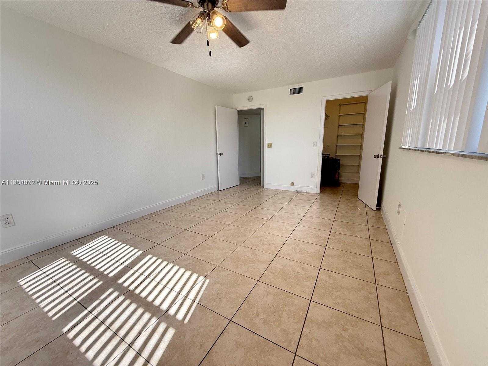 Small Image of 8225 LAKE DR #401, Doral Number 9