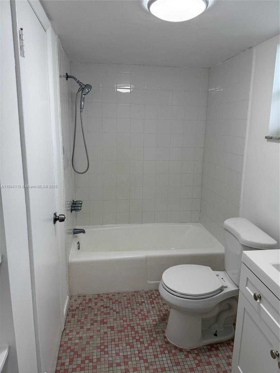 Small Image of 528 MERIDIAN AVE #404, Miami Beach Number 8