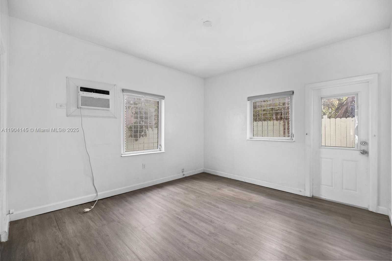 Small Image of 2822 PINE TREE DR #5, Miami Beach Number 11