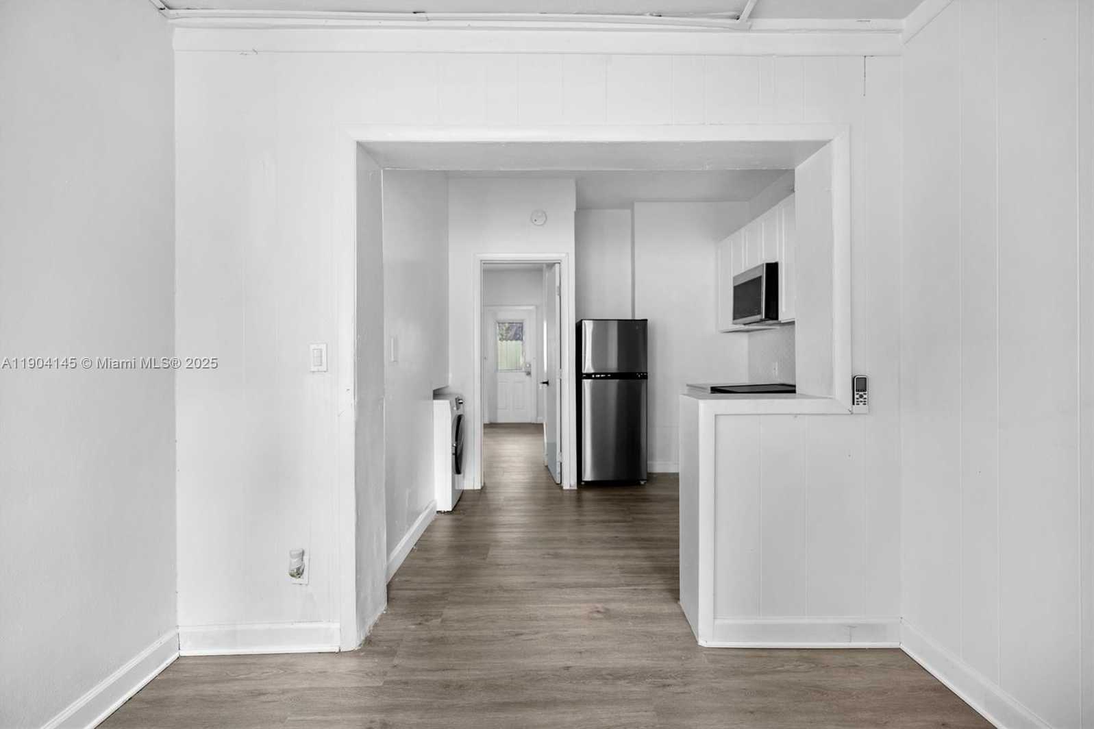 Small Image of 2822 PINE TREE DR #5, Miami Beach Number 14