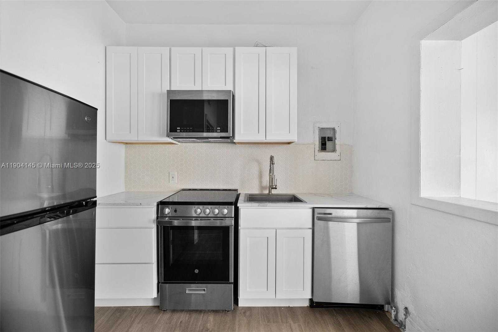 Small Image of 2822 PINE TREE DR #5, Miami Beach Number 2