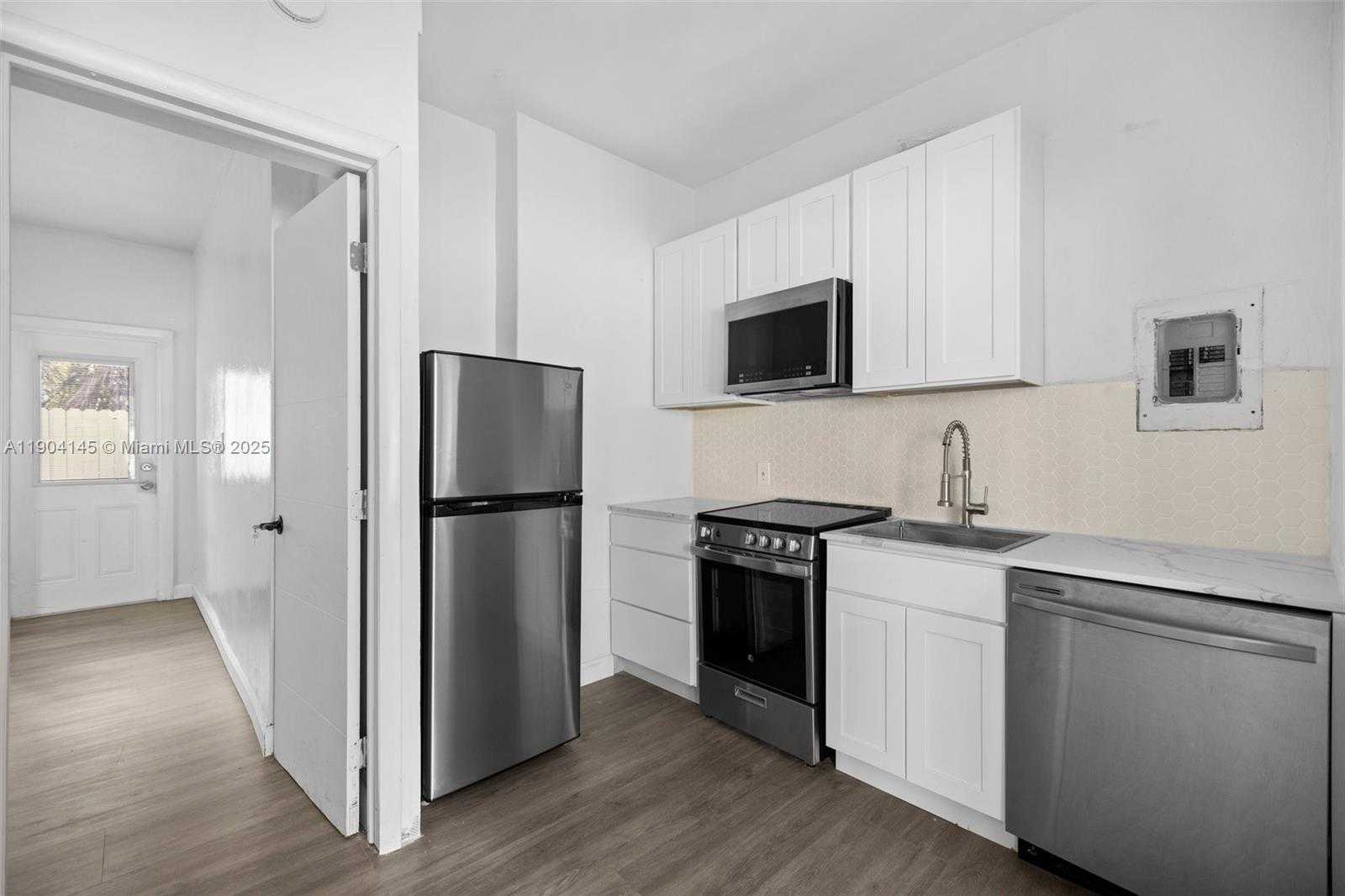 Small Image of 2822 PINE TREE DR #5, Miami Beach Number 3