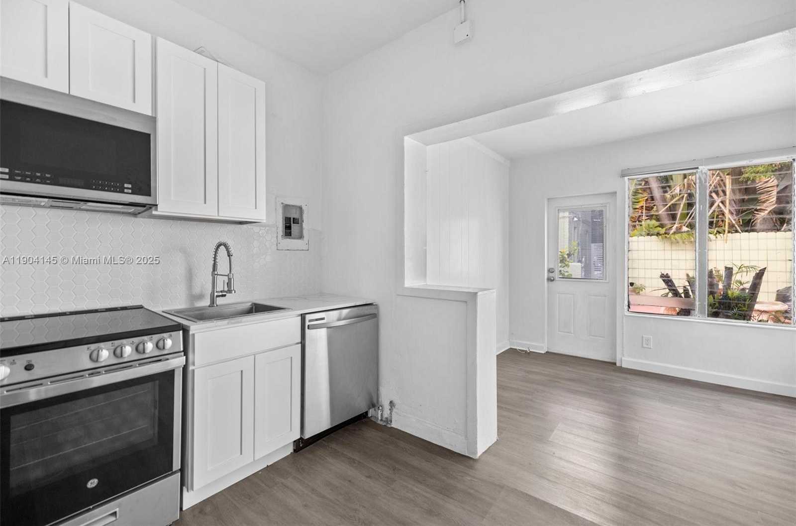 Small Image of 2822 PINE TREE DR #5, Miami Beach Number 4