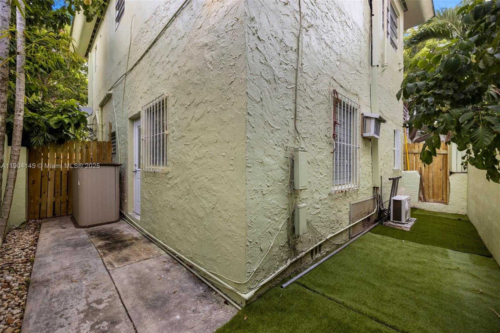 Small Image of 2822 PINE TREE DR #5, Miami Beach Number 5