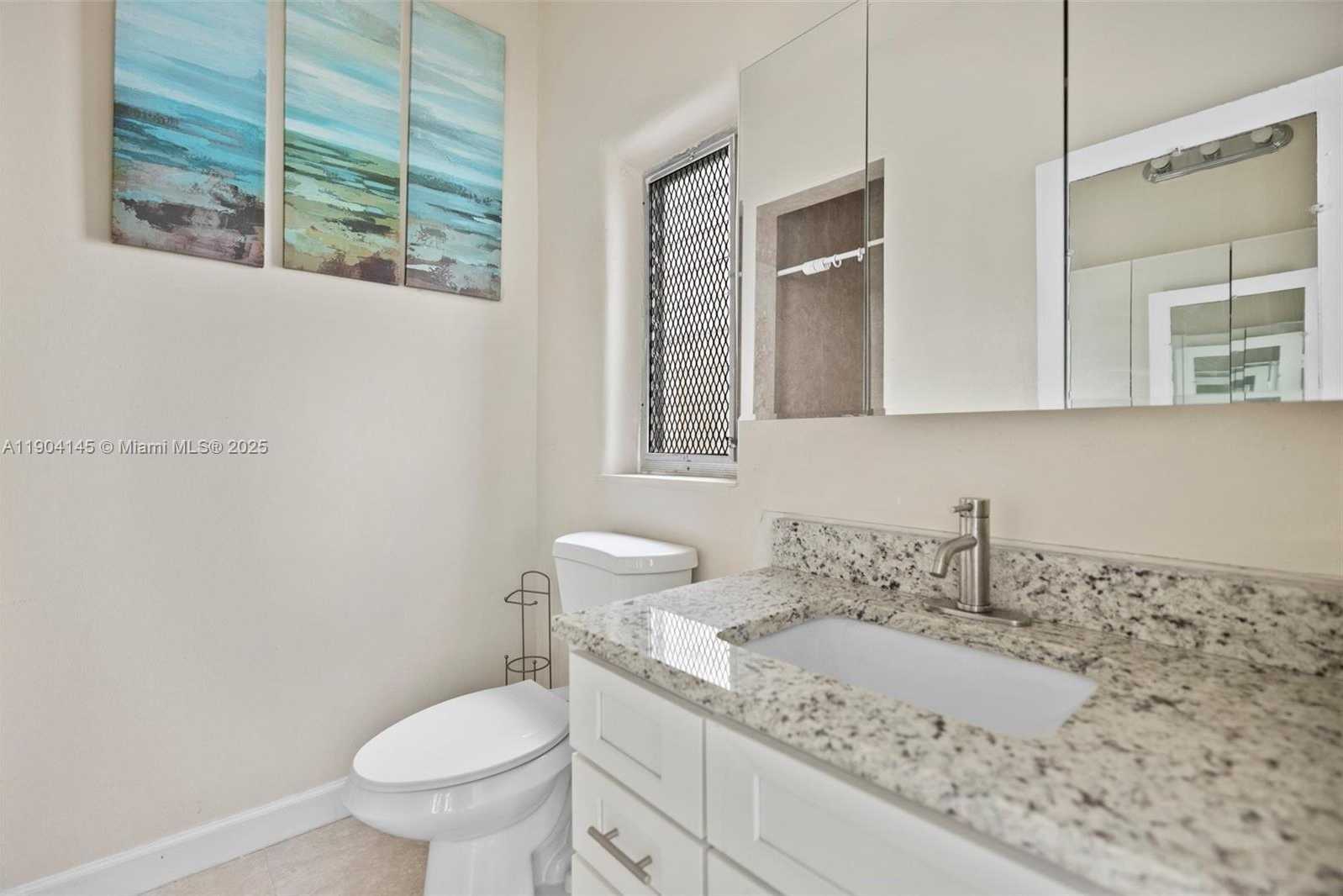 Small Image of 2822 PINE TREE DR #5, Miami Beach Number 8