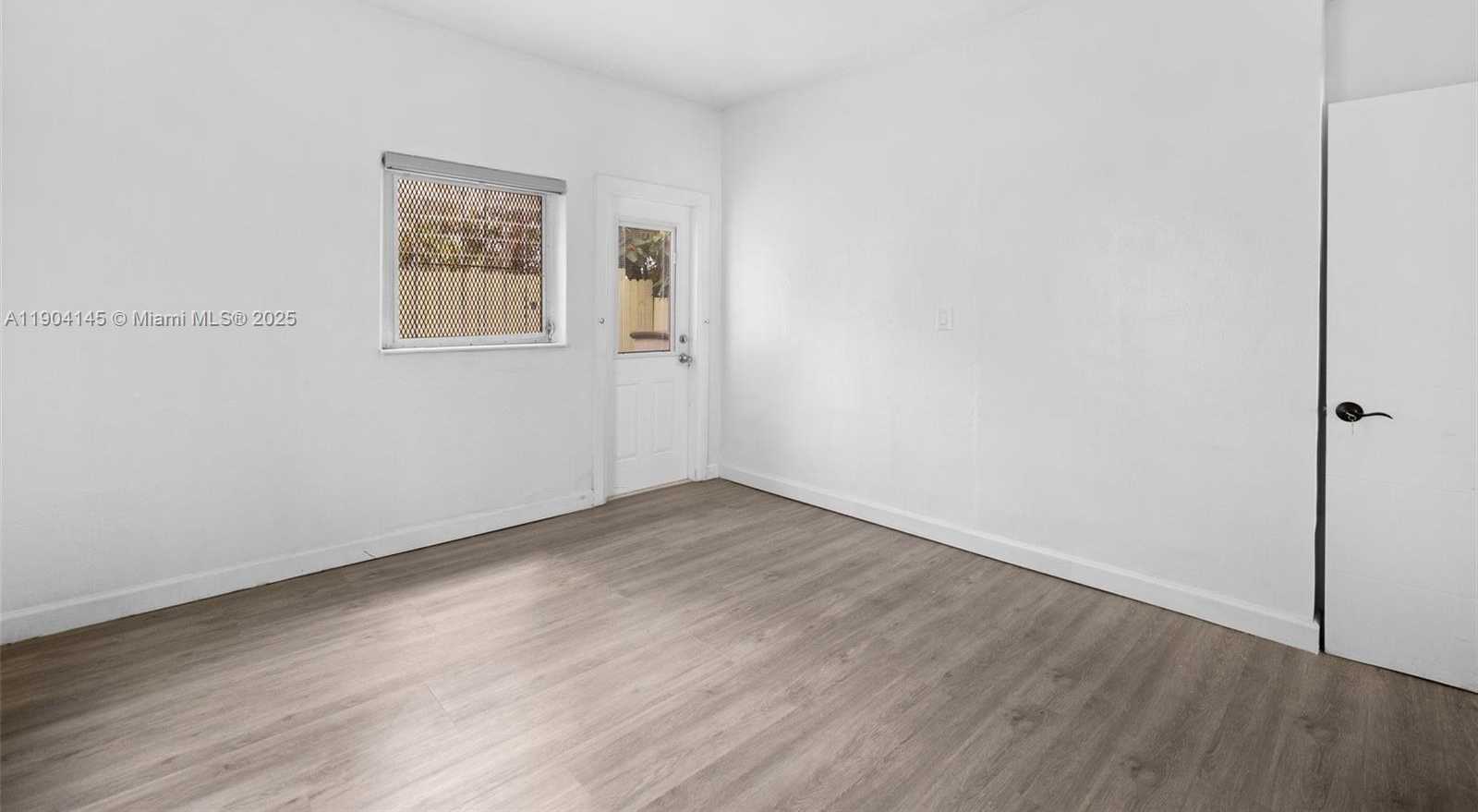 Small Image of 2822 PINE TREE DR #5, Miami Beach Number 9