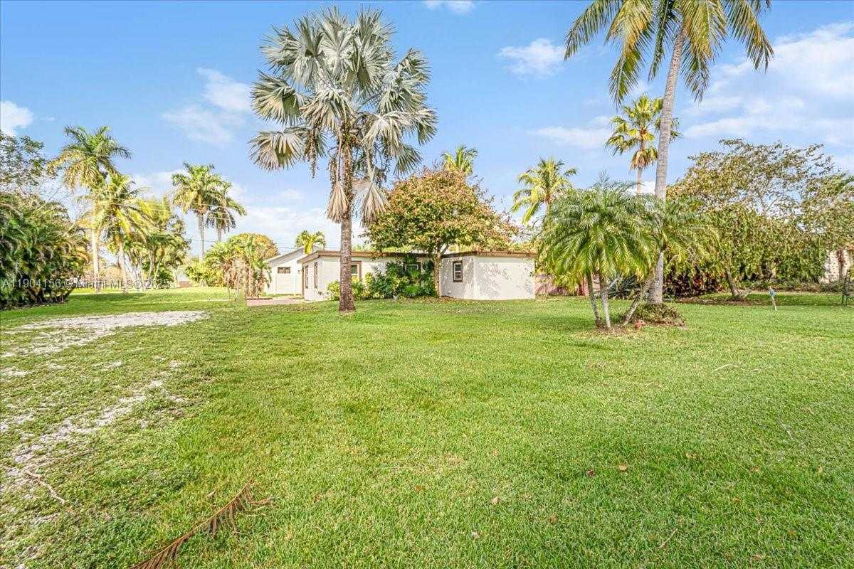 Small Image of 4421 SOUTH WEST 73RD TER, Davie Number 2