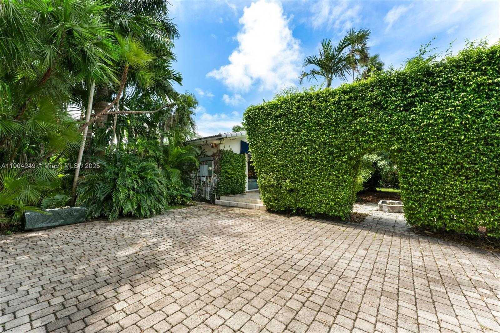 Small Image of 7975 BISCAYNE POINT CIR, Miami Beach Number 10