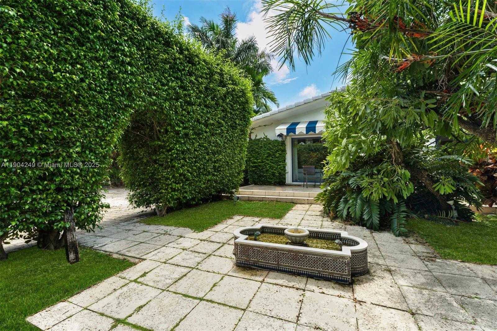Small Image of 7975 BISCAYNE POINT CIR, Miami Beach Number 11