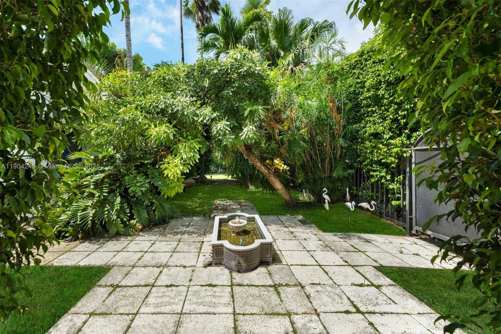 Small Image of 7975 BISCAYNE POINT CIR, Miami Beach Number 12