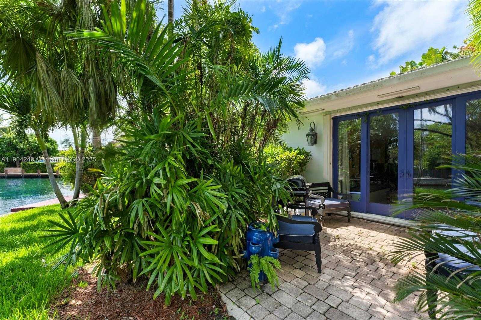Small Image of 7975 BISCAYNE POINT CIR, Miami Beach Number 17