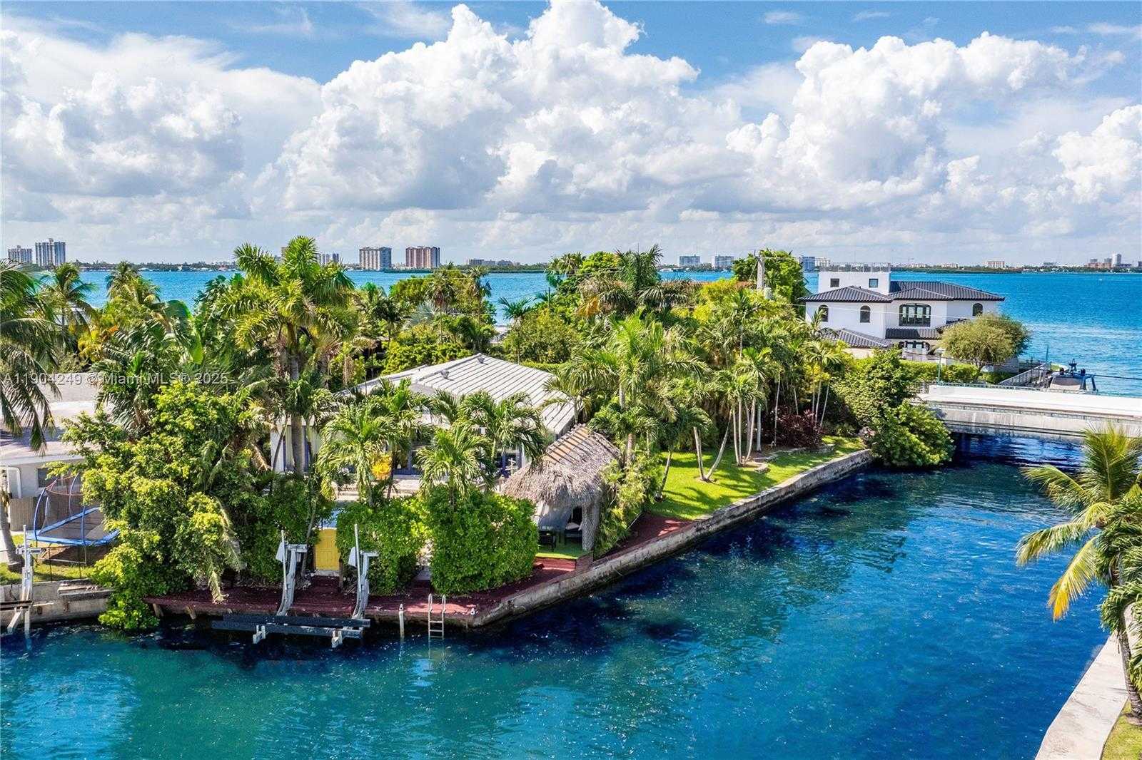 Small Image of 7975 BISCAYNE POINT CIR, Miami Beach Number 2