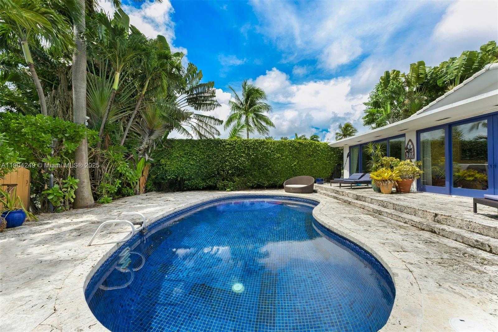 Small Image of 7975 BISCAYNE POINT CIR, Miami Beach Number 24