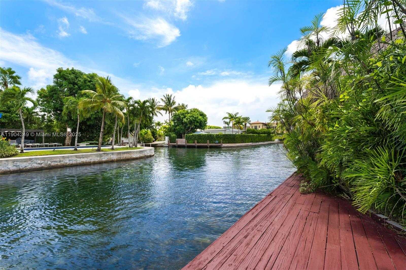 Small Image of 7975 BISCAYNE POINT CIR, Miami Beach Number 28