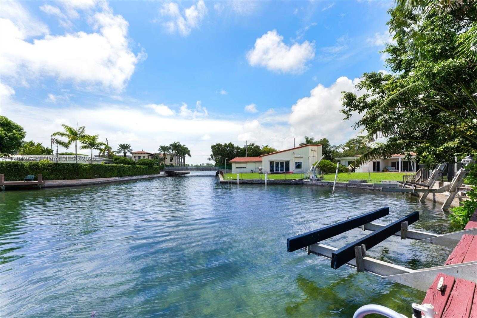 Small Image of 7975 BISCAYNE POINT CIR, Miami Beach Number 30