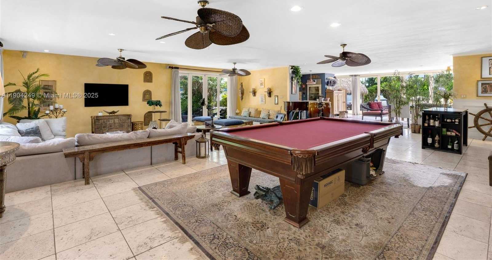 Small Image of 7975 BISCAYNE POINT CIR, Miami Beach Number 34