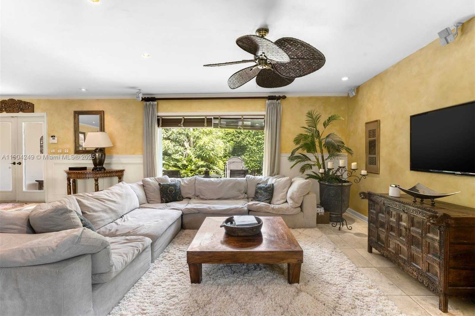 Small Image of 7975 BISCAYNE POINT CIR, Miami Beach Number 36