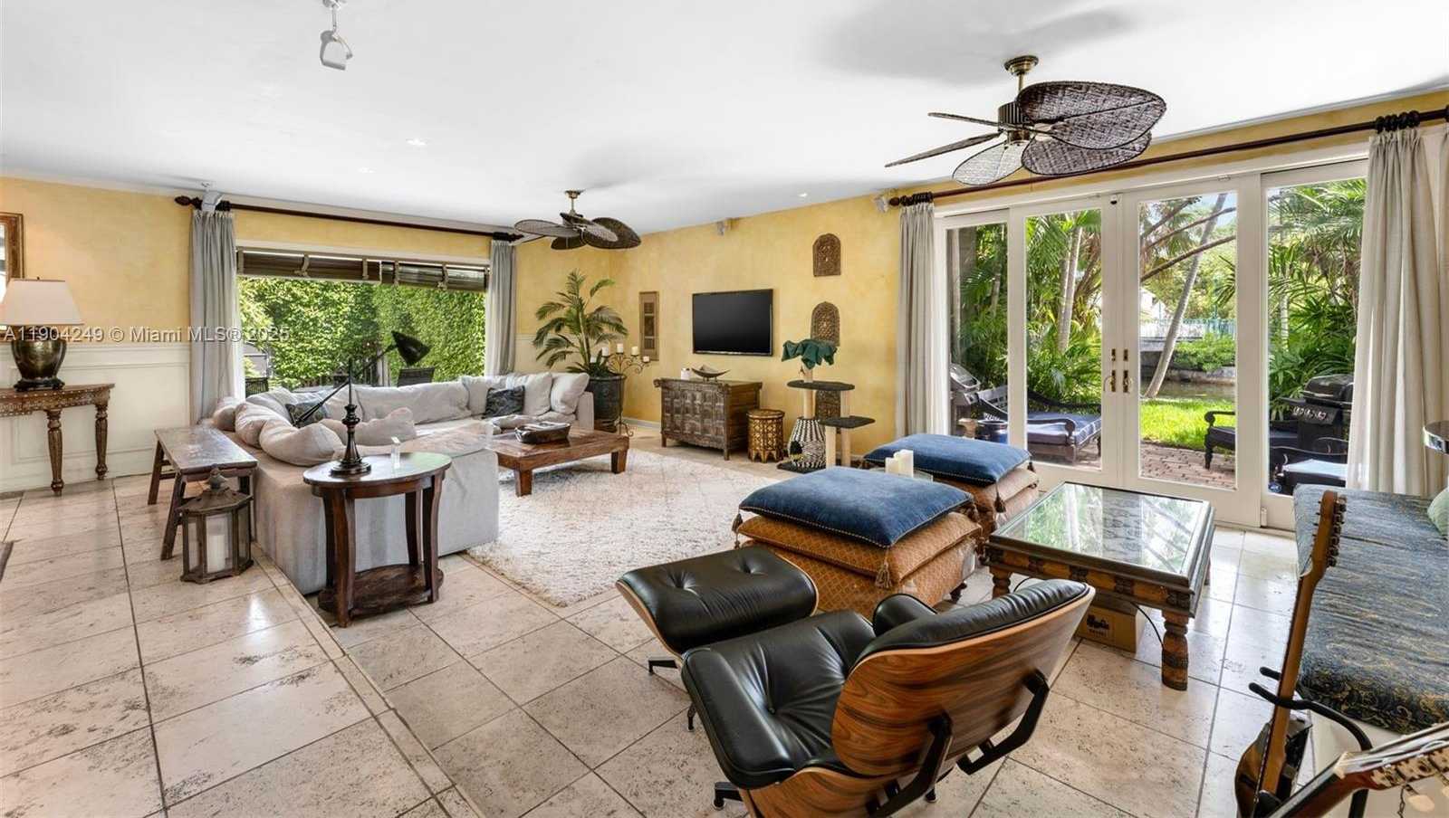 Small Image of 7975 BISCAYNE POINT CIR, Miami Beach Number 37