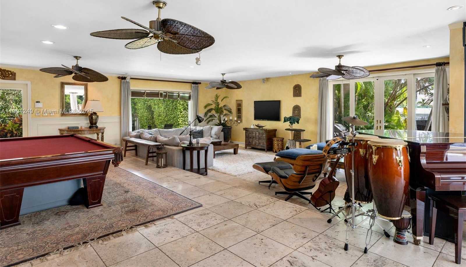 Small Image of 7975 BISCAYNE POINT CIR, Miami Beach Number 38