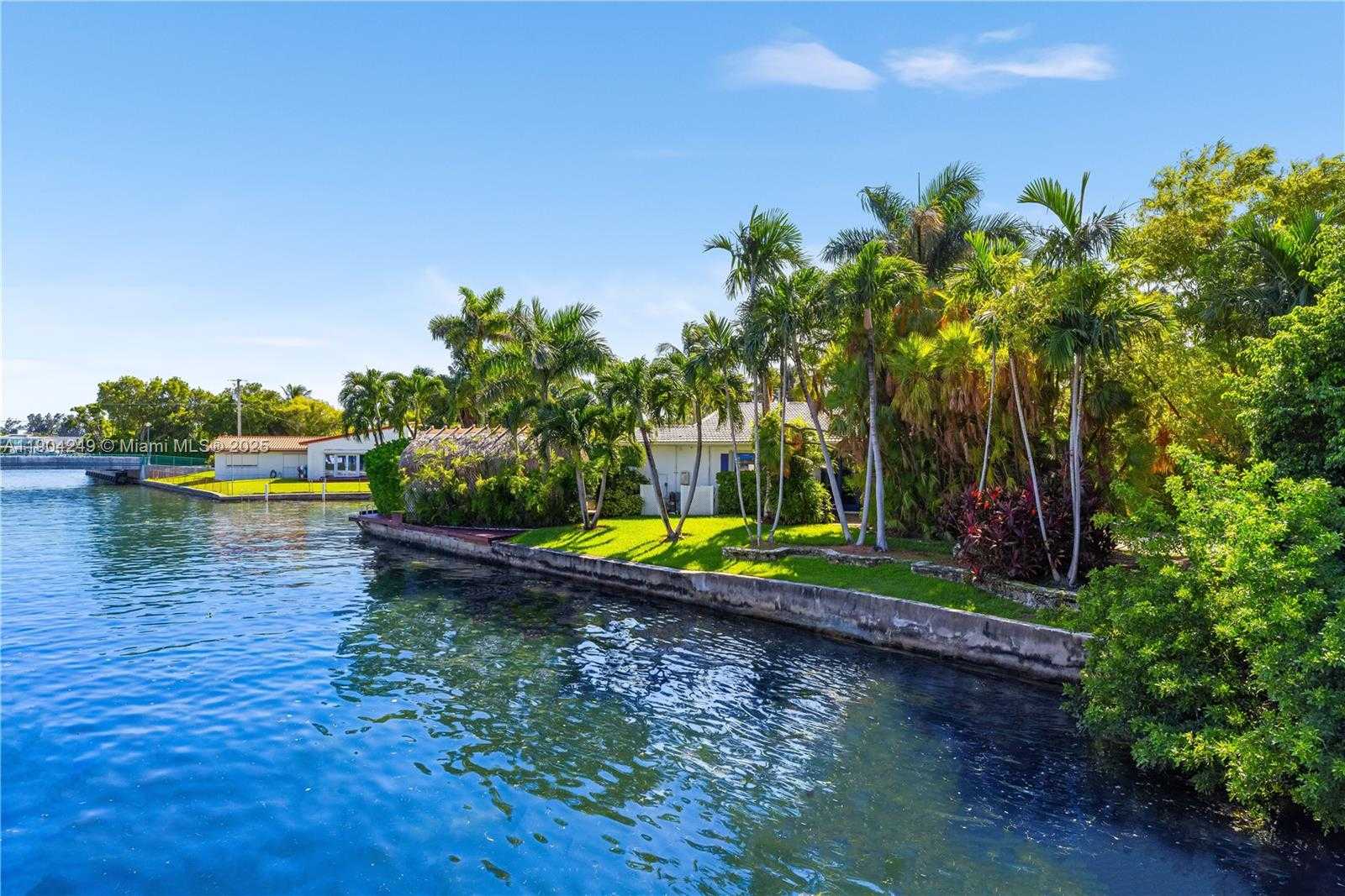 Small Image of 7975 BISCAYNE POINT CIR, Miami Beach Number 4