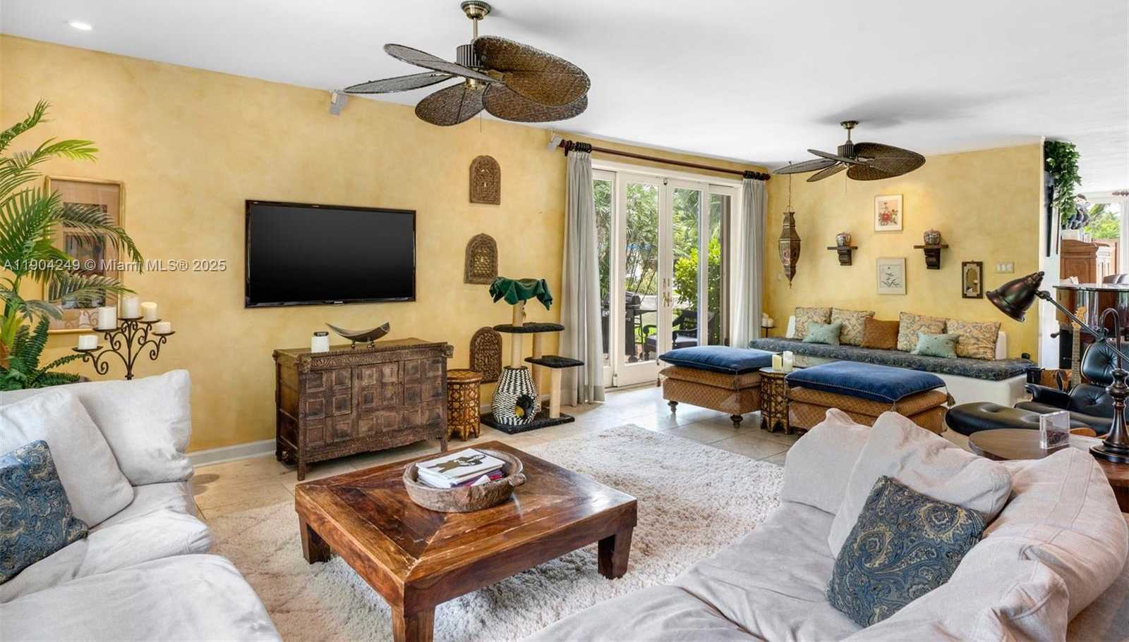 Small Image of 7975 BISCAYNE POINT CIR, Miami Beach Number 40