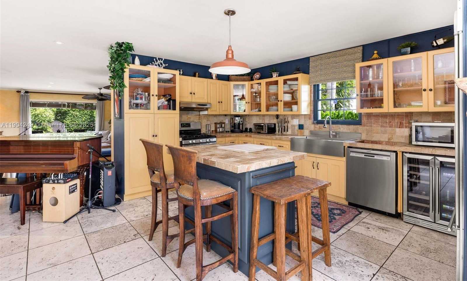 Small Image of 7975 BISCAYNE POINT CIR, Miami Beach Number 42