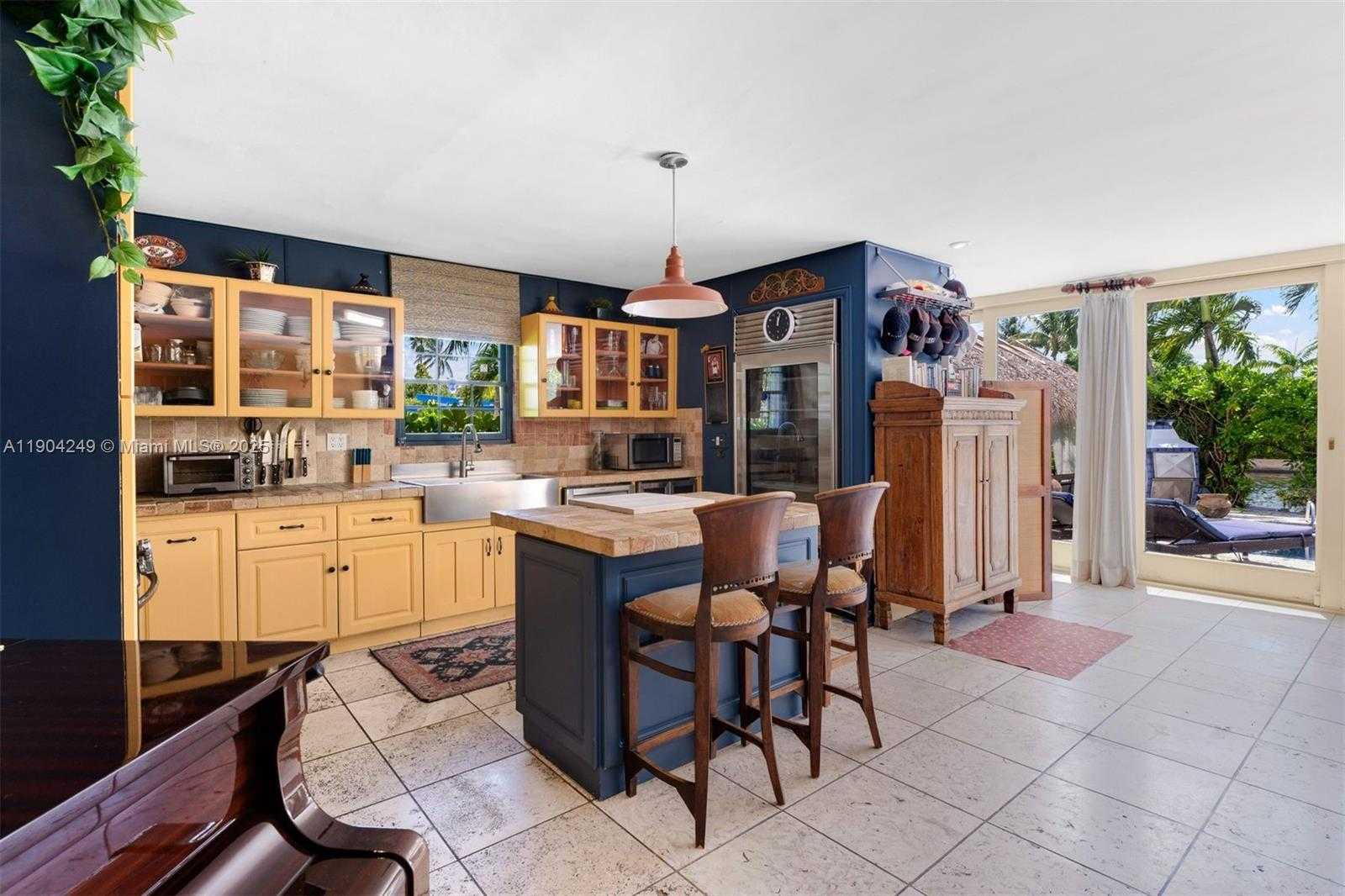 Small Image of 7975 BISCAYNE POINT CIR, Miami Beach Number 43