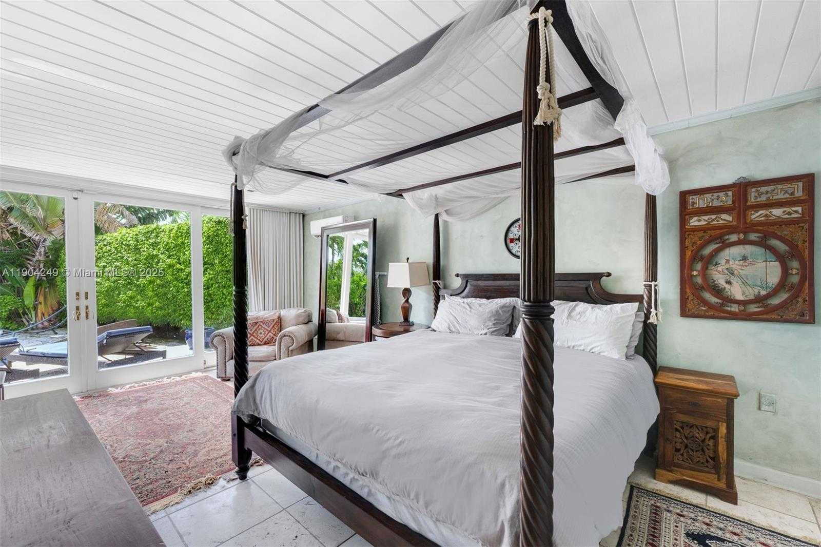 Small Image of 7975 BISCAYNE POINT CIR, Miami Beach Number 47