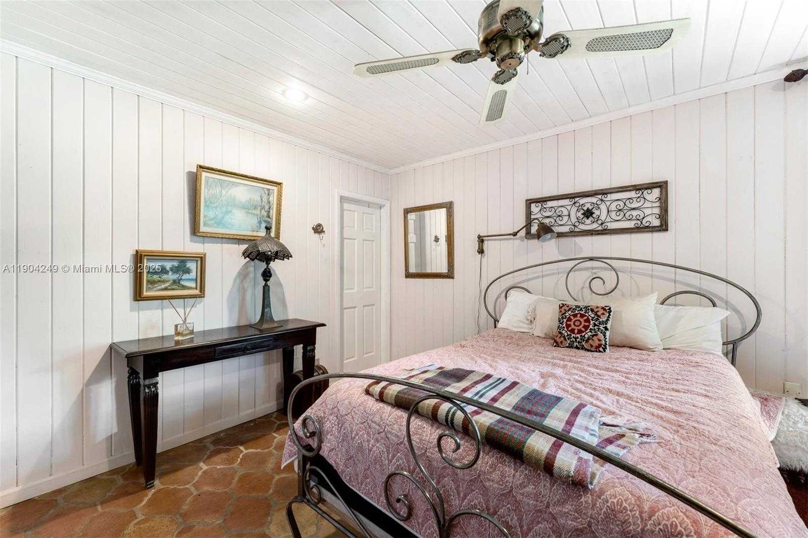 Small Image of 7975 BISCAYNE POINT CIR, Miami Beach Number 50