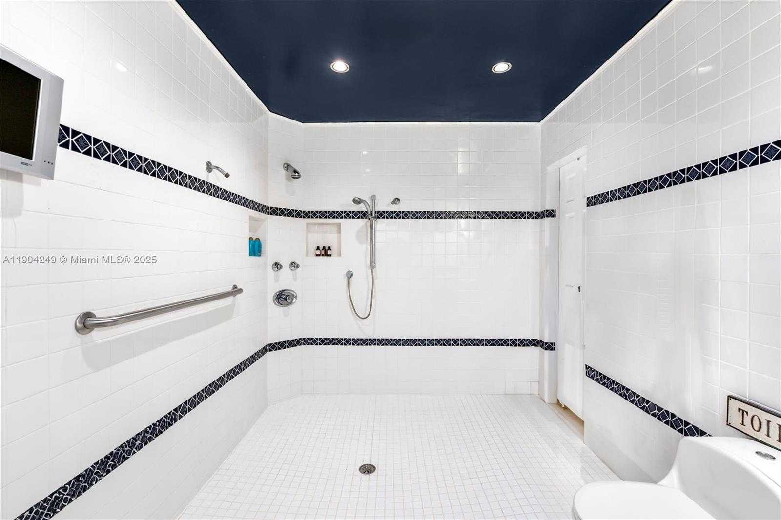 Small Image of 7975 BISCAYNE POINT CIR, Miami Beach Number 51