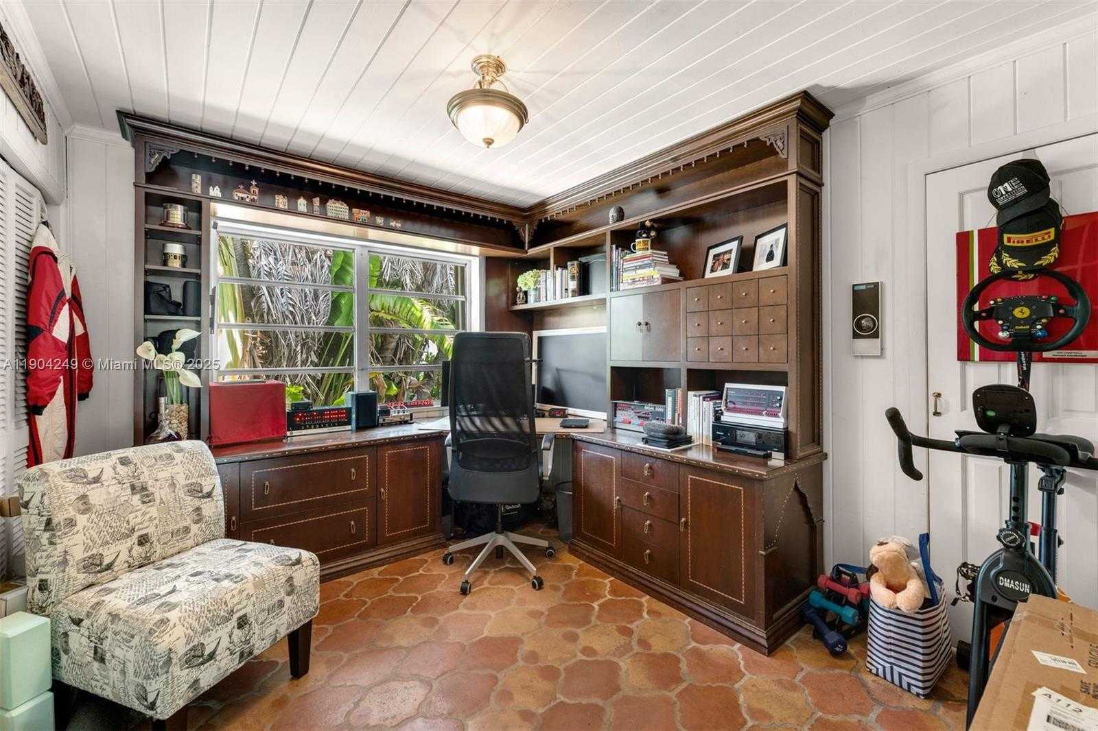 Small Image of 7975 BISCAYNE POINT CIR, Miami Beach Number 53