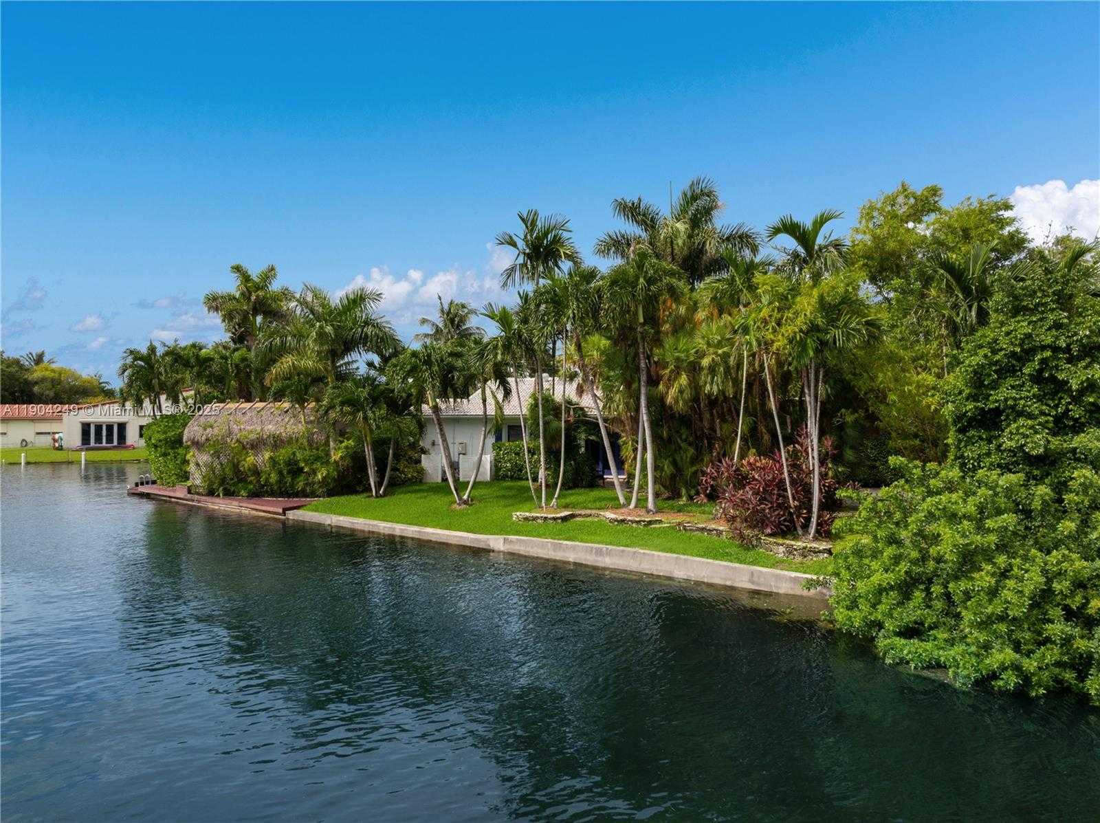 Small Image of 7975 BISCAYNE POINT CIR, Miami Beach Number 6